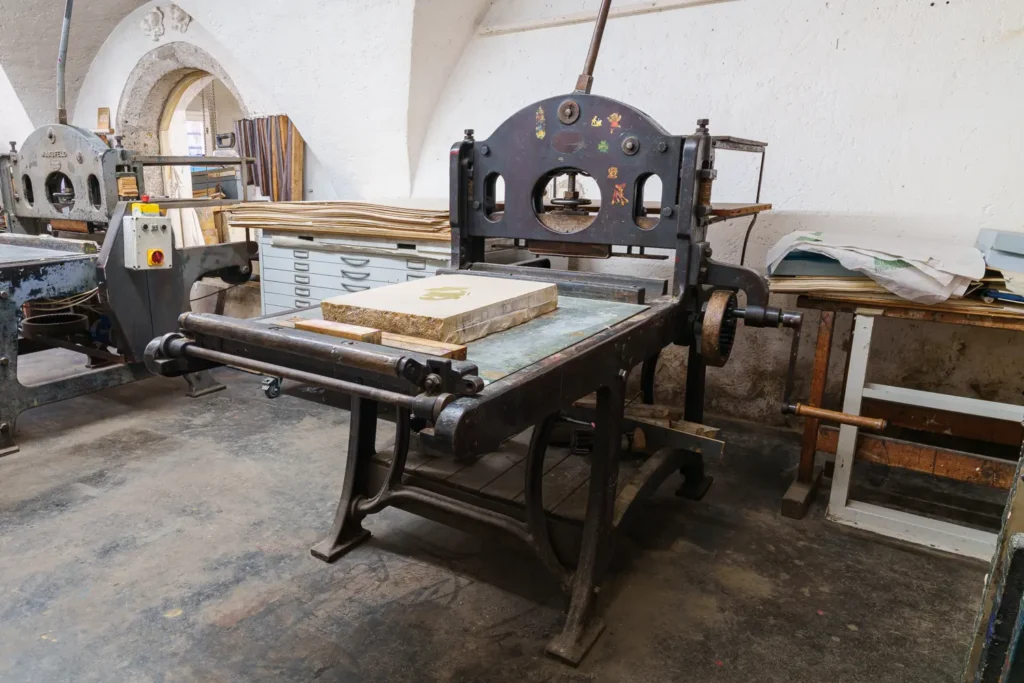 Druckpresse in Raum 1 der Grafischen Werkstatt im Traklhaus